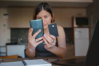 Nebezpečné SMS se šíří Českem. Kyberšmejdi jdou po bankovních účtech